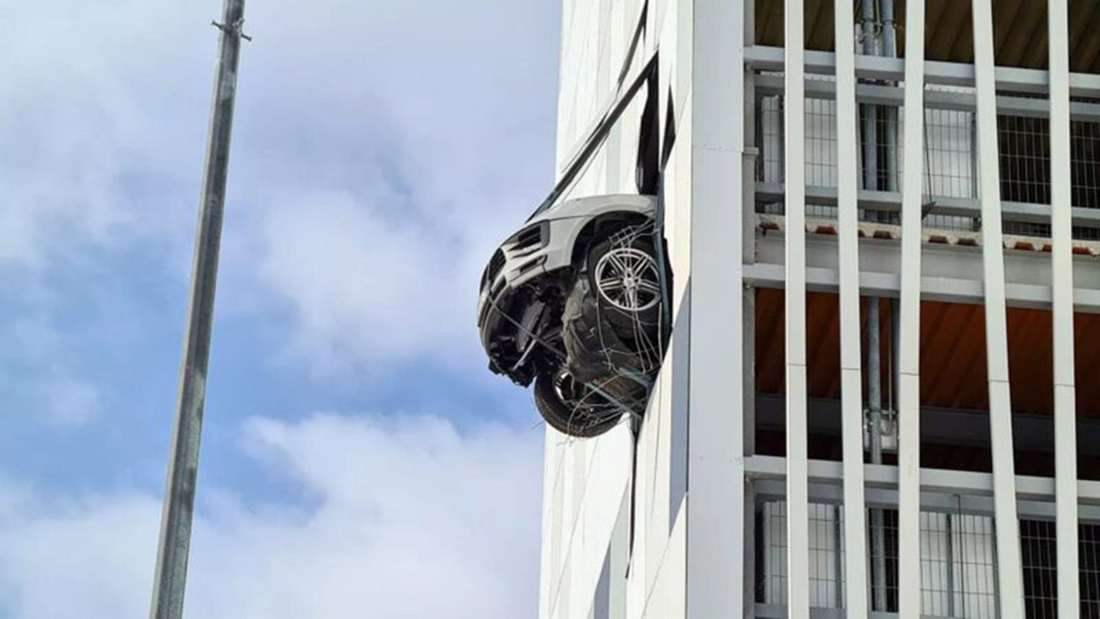 Porsche Macan βρέθηκε με τη μούρη στο κενό (+vid) 